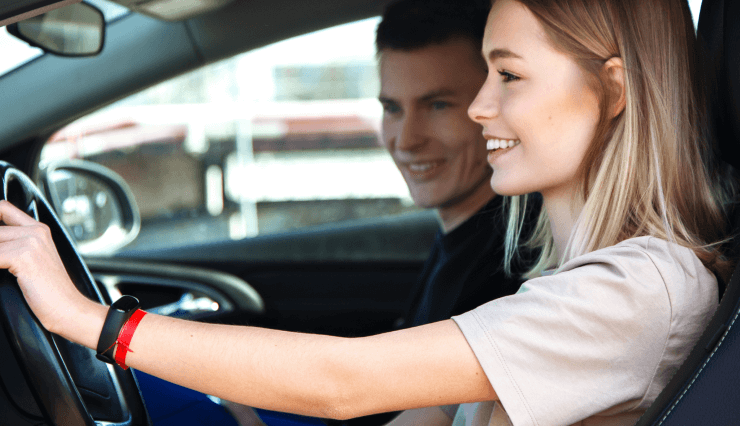 Young woman learning to drive with Ecole Unity instructor in Montreal.