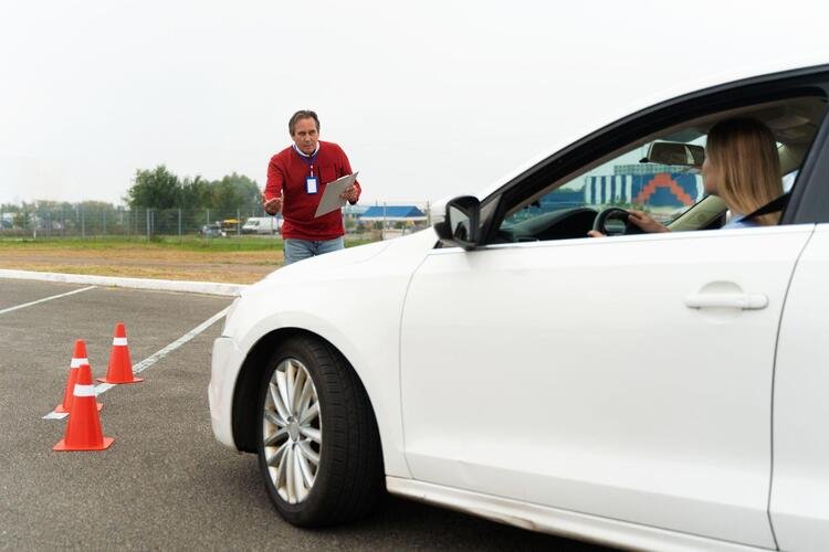 Student taking a Pierrefonds driving course with certified instructor.